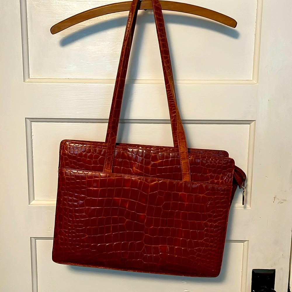 Classy brief case with side pockets and zippered top